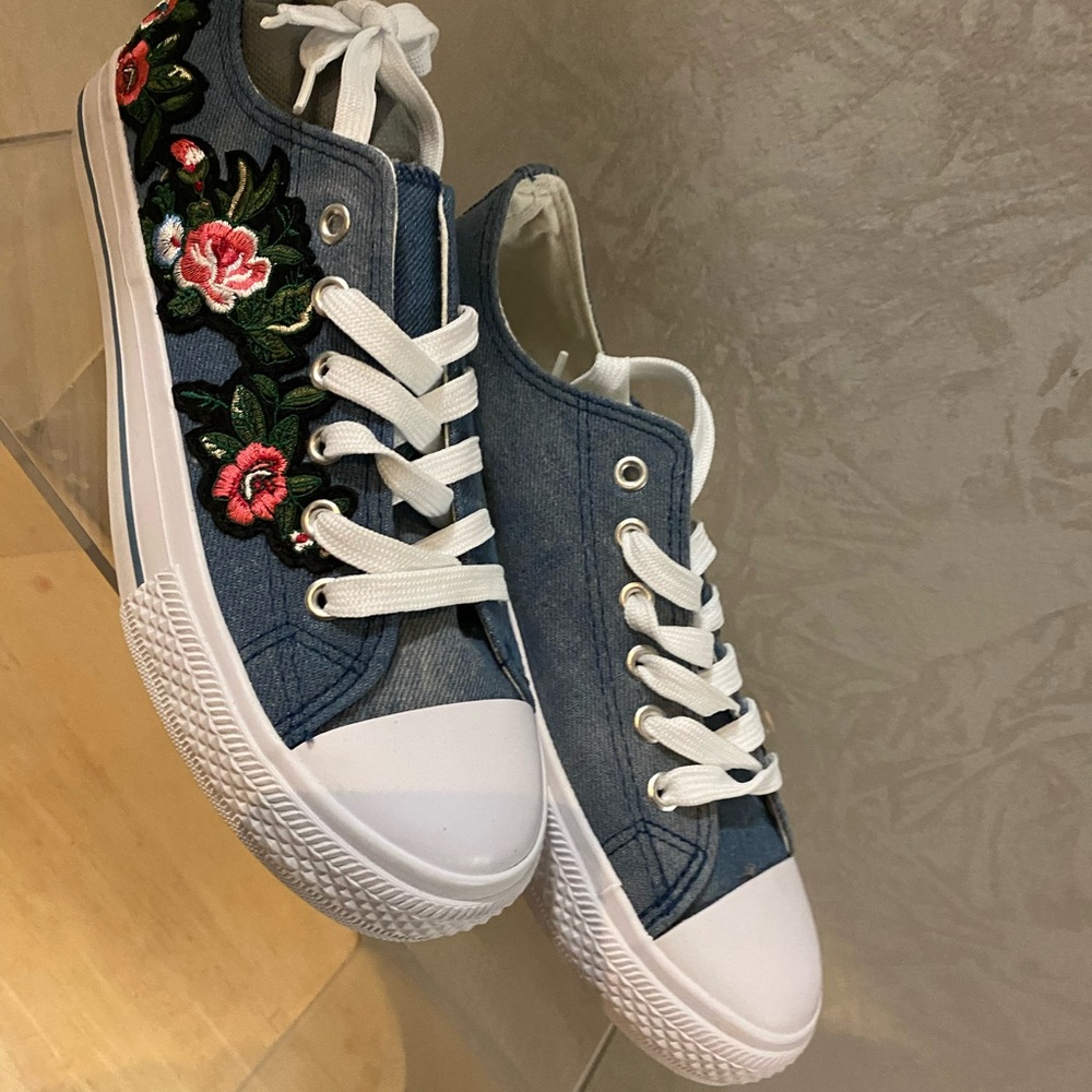 Gym shoe - Picture 2 of 4